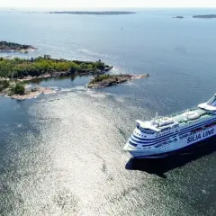 Prom Silja Line płynie przez archipelag w kierunku Helsinek.