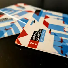 Karta mieszkańca z napisem "jestem z GDAŃSKA" i wzorem geometrycznym. Idealna do ztm gdańsk bilety miesięczne.