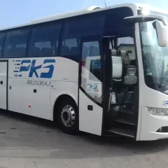 Biały autokar PKSu z napisem Biłgoraj. Sprawdź bus Lublin - Biłgoraj cena biletu.