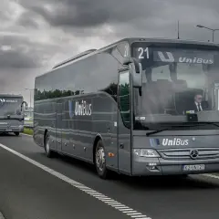 Drabias Katowice - Wisła cennik: autokary UniBus jadące w kolumnie.