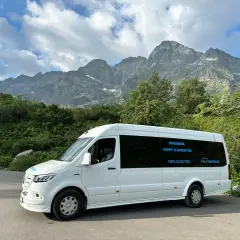 Biały elektryczny bus e-mercus czeka na turystów przy Morskim Oku. Sprawdź cennik meleksy i podziwiaj Tatry!