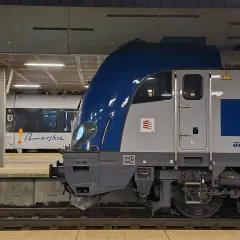 PKP bilet miesięczny cennik. Lokomotywa Griffin i pociąg Pomorskie na stacji Gdańsk Wrzeszcz.