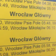 Plakatowy rozkład jazdy Wrocław Główny. Sprawdź godziny odjazdów pociągów do Wrocławia Psie Pole i Wrocławia Mikołajów.