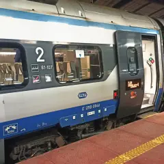 Pociąg Pendolino z otwartymi drzwiami, widoczne siedzenia i numer wagonu 2. Idealny czas na zniżki na pendolino!