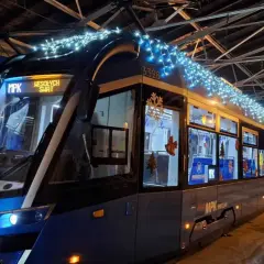 Świąteczny tramwaj 23 Wrocław w zajezdni, ozdobiony lampkami i zimowymi dekoracjami.