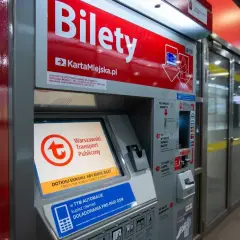 Automat do zakupu biletów w Warszawie. Można tu kupić bilet weekendowy, doładować kartę miejską lub telefon.