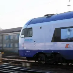 Pociąg Polonus PKP Intercity w ruchu. Może właśnie ktoś planuje polonus zwrot biletu?