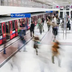 Warszawskie metro, pociąg do Kabat. Gdzie kupić bilety? Ludzie spieszą się na peronie.