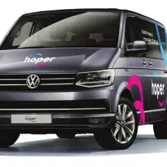 Ciemnoszary van z logo firmy przewozowej hopper. Na drzwiach i masce widnieje nazwa "hopper" w kolorach różowym i niebieskim.
