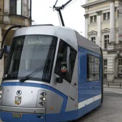 Nowoczesny tramwaj MPK na ulicy. Linia 6 jedzie do Kowali.