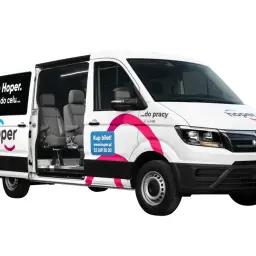 Biały bus z napisem "Hoper" i grafiką. W środku widać wygodne siedzenia. Kup bilet! Hoper bilety ulgowe to wygoda podróży.