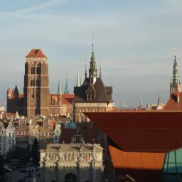 Gdańska panorama z wieżą Bazyliki Mariackiej i innymi zabytkami. Idealne miejsce, by zobaczyć, co zwiedzić w Gdańsku.