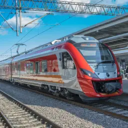 Nowy pociąg Impuls czeka na pasażerów na stacji. Może właśnie rusza w podróż z Białegostoku do Lublina?