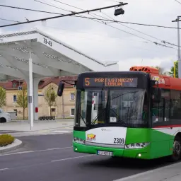 Autobus linii 5 "Port Lotniczy Lublin" zbliża się do przystanku.