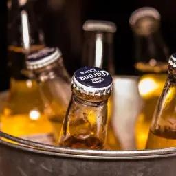 Chłodzące się butelki piwa Corona w wiaderku. Zastanawiasz się, ile alkoholu można przewieźć do Niemiec?