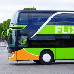 Flixbus: czy można kupić bilet u kierowcy? Dwupiętrowy autokar Flixbus z charakterystycznym zielonym logo.