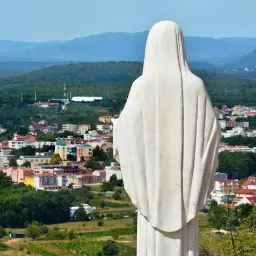 Pomnik Matki Bożej z widokiem na Medziugorie. Planujesz medjugorie dojazd z polski?