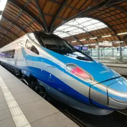Pendolino Kraków Gdańsk cena: szybki pociąg na dworcu, gotowy do podróży.