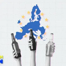 Trzy ręce trzymają butelki z napojami przed mapą Europy. Dowiedz się, ile alkoholu można przewieźć do Polski.