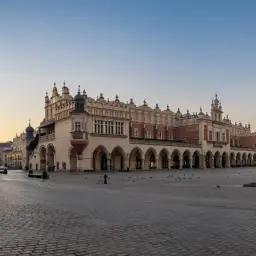 Rynek Główny w Krakowie: Sukiennice, Kościół Mariacki i Wieża Ratuszowa. Idealne miejsca, by zacząć zwiedzanie Krakowa.
