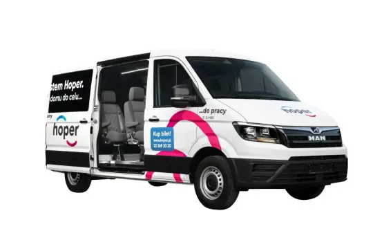 Biały bus z napisem "Hoper" i grafiką. W środku widać wygodne siedzenia. Kup bilet! Hoper bilety ulgowe to wygoda podróży.
