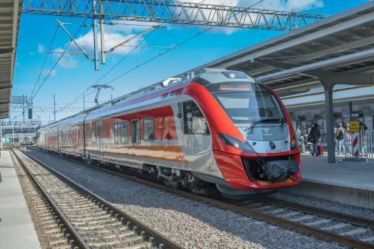 Nowy pociąg Impuls czeka na pasażerów na stacji. Może właśnie rusza w podróż z Białegostoku do Lublina?