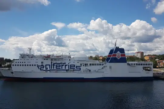 Prom na trasie rejsy do Sztokholmu z Gdańska. Statek "Wawel" zacumowany przy nabrzeżu.