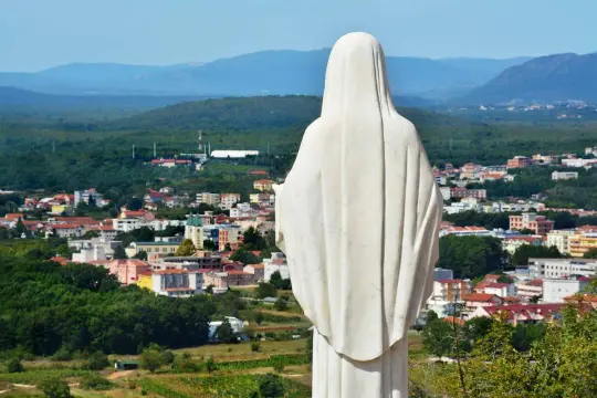 Pomnik Matki Bożej z widokiem na Medziugorie. Planujesz medjugorie dojazd z polski?