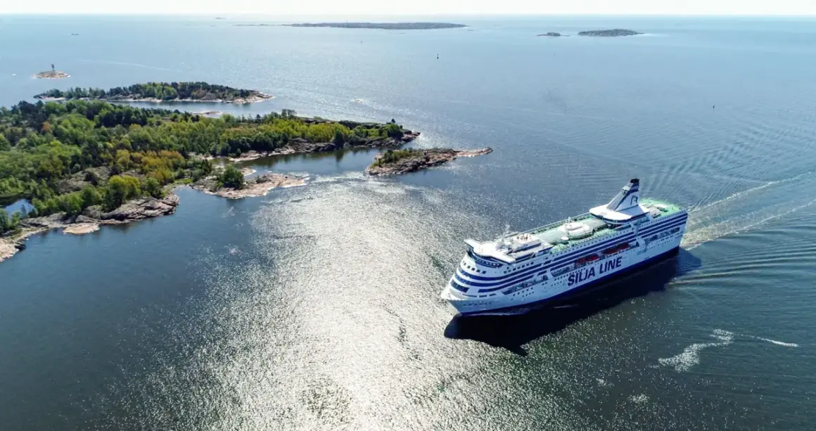 Prom Silja Line płynie przez archipelag w kierunku Helsinek.