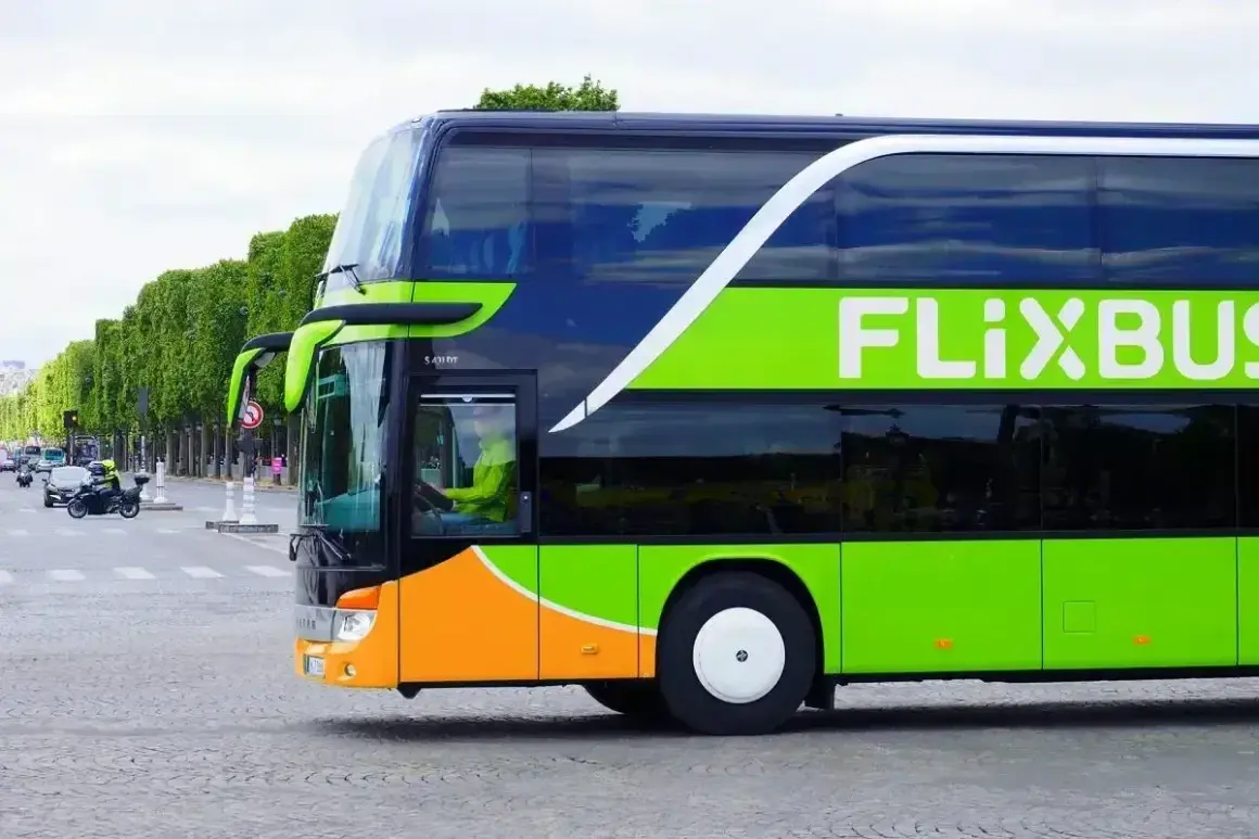 Dwupiętrowy autobus FlixBus z charakterystycznym zielonym logo. Kierowca w żółtej kamizelce. Czy FlixBus robi postoje? Tak, ten autobus jest w ruchu, prawdopodobnie na trasie.