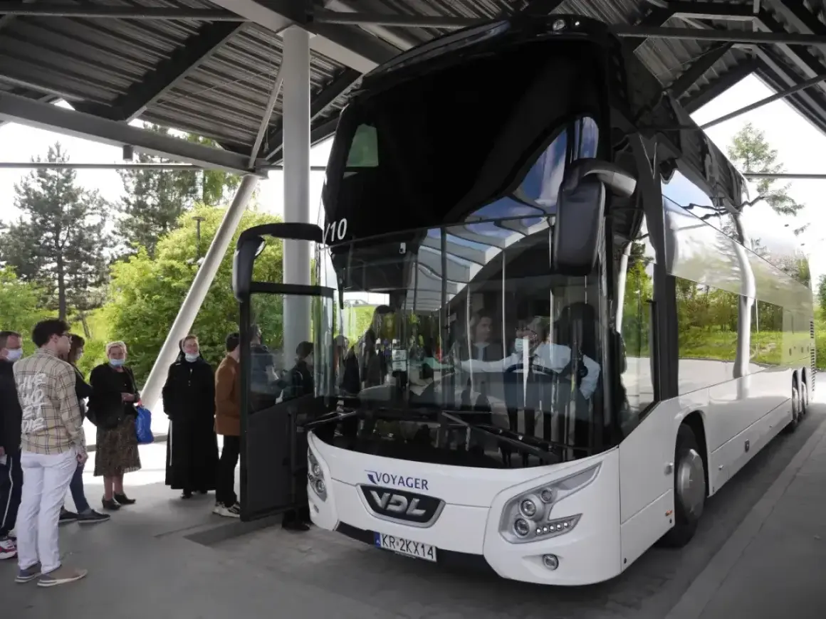 Nowy autokar Voyager czeka na pasażerów. Sprawdź bus Kołobrzeg - Ustronie Morskie cena i zaplanuj podróż.