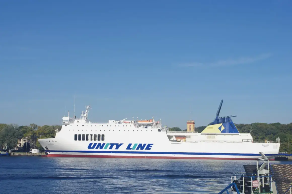 Statek Unity Line na trasie rejsy statkiem Świnoujście-Międzyzdroje.