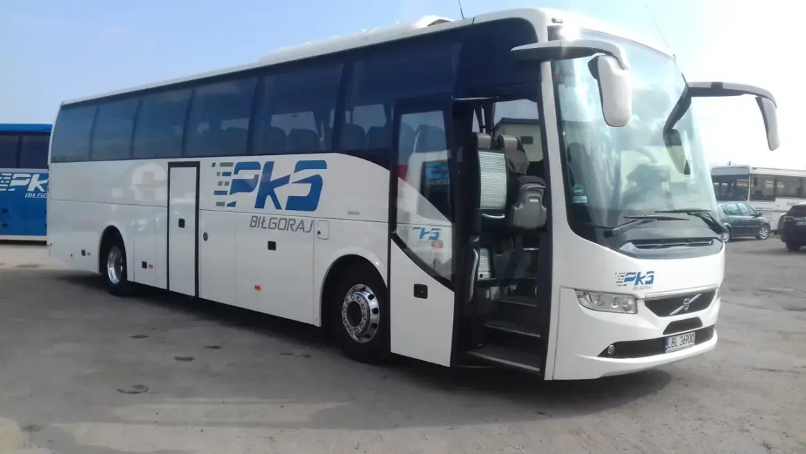 Biały autokar PKSu z napisem Biłgoraj. Sprawdź bus Lublin - Biłgoraj cena biletu.