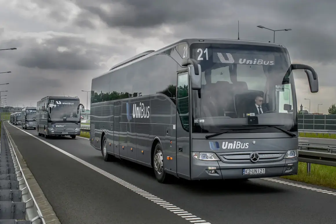 Drabias Katowice - Wisła cennik: autokary UniBus jadące w kolumnie.