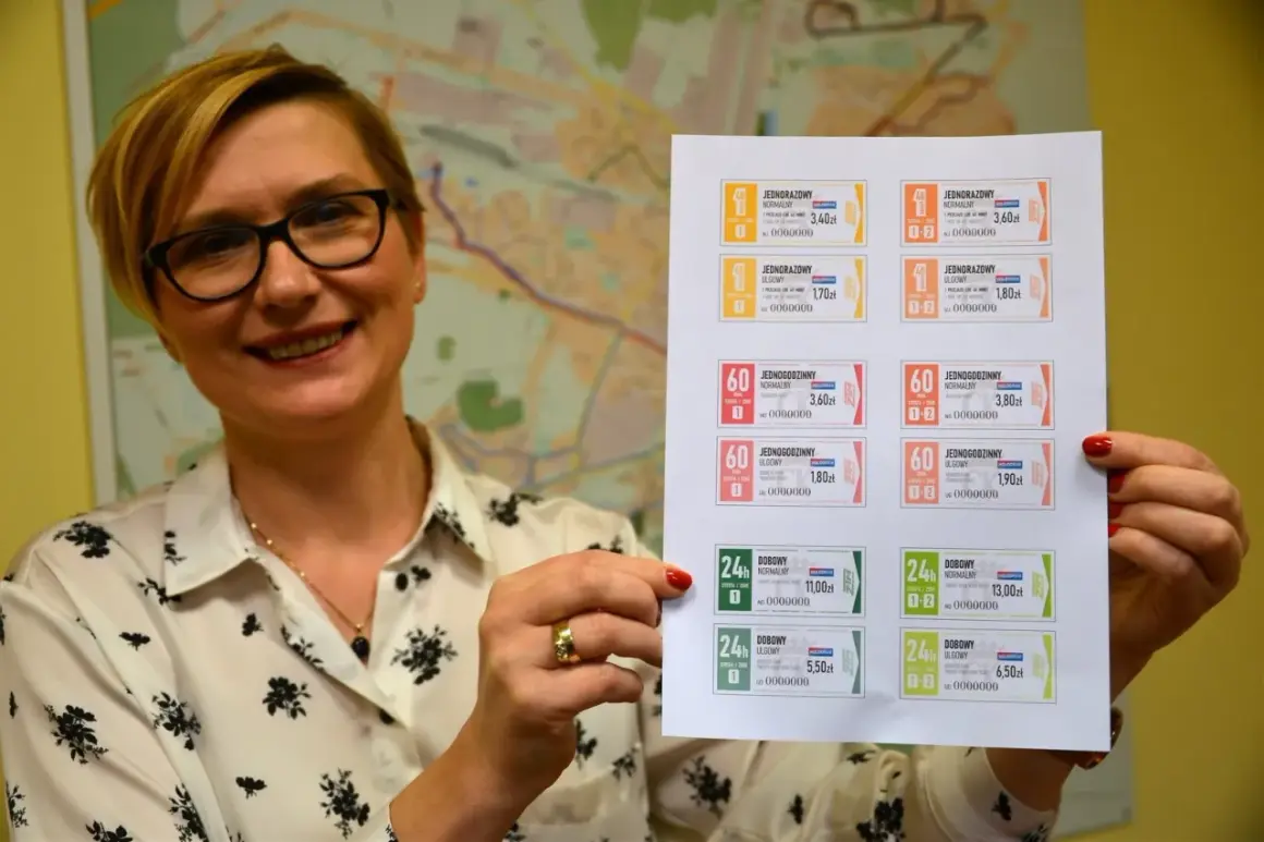 Kobieta prezentuje wydrukowane bilety ZTM Kielce. Na kartce widać różne rodzaje biletów jednorazowych i dobowych, z podanym cennikiem.