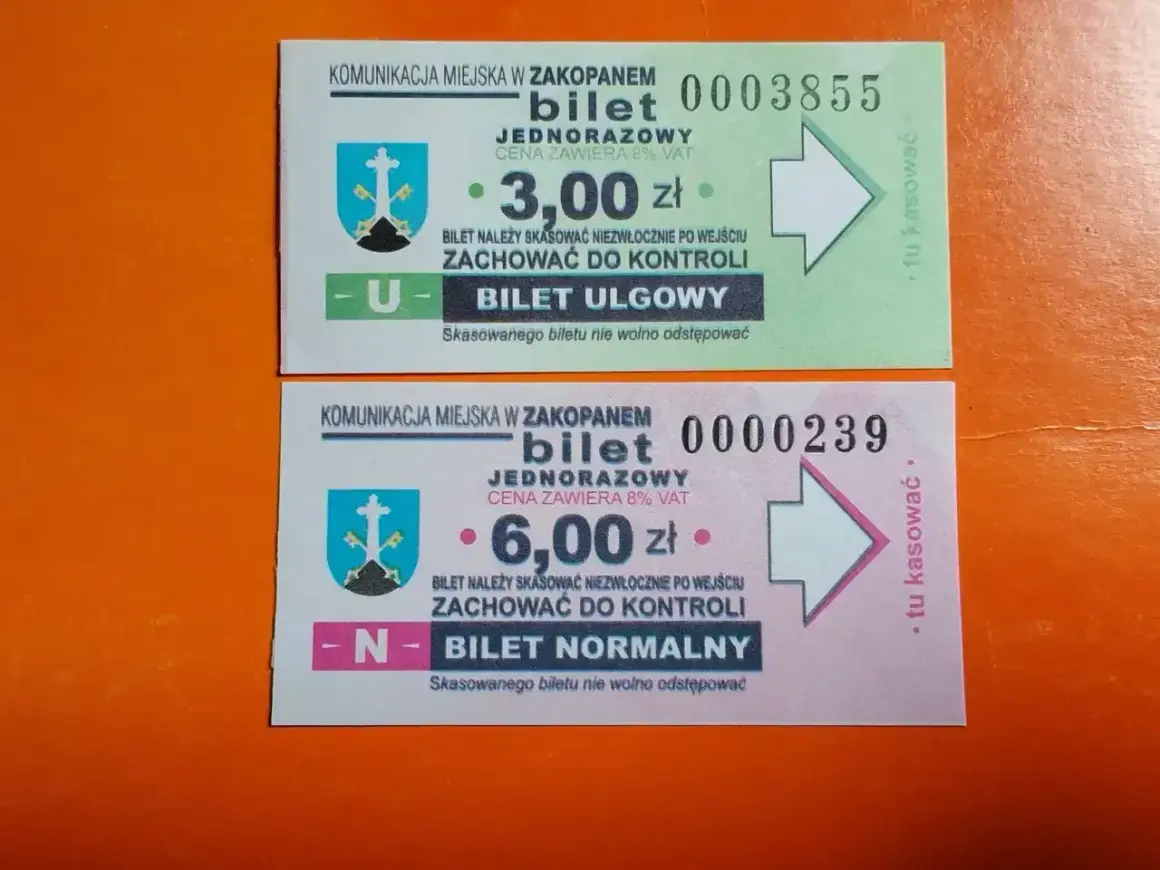 Dwa bilety komunikacji miejskiej w Zakopanem: jeden ulgowy za 3 zł, drugi normalny za 6 zł. Idealne na podróż po górach.