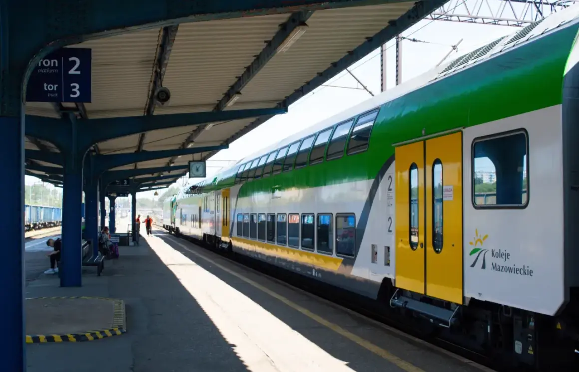Pociąg na peronie. Zastanawiasz się nad pendolino Katowice - Kołobrzeg cena biletu?