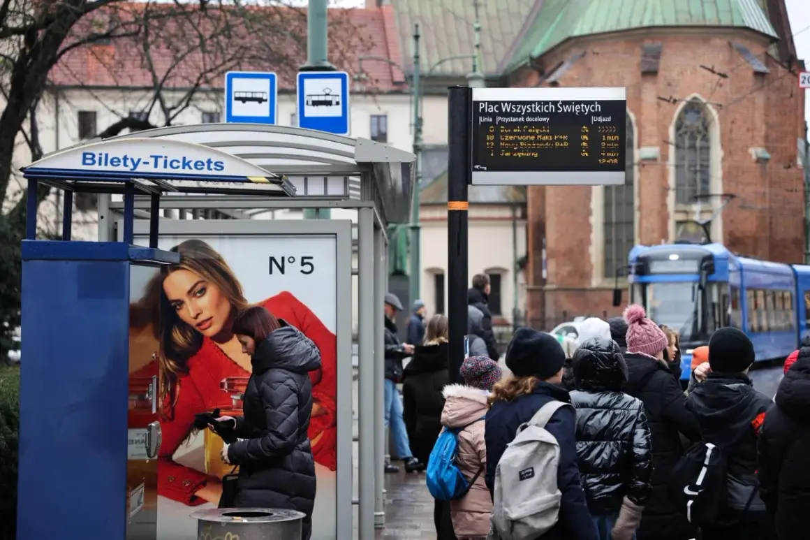 Kraków: ludzie czekają na przystanku, kupują bilety na komunikację miejską. W tle tramwaj i kościół.
