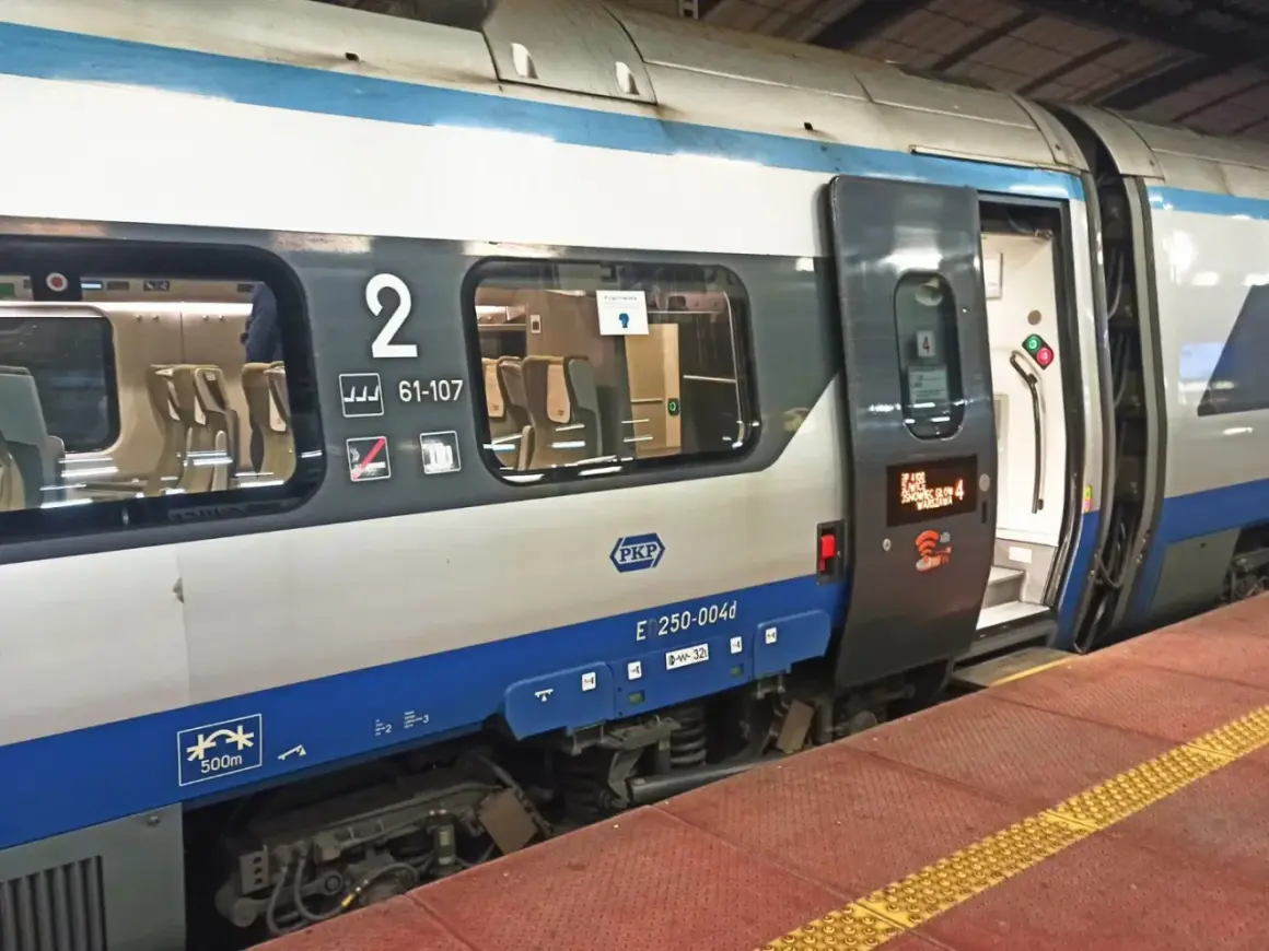 Pociąg Pendolino z otwartymi drzwiami, widoczne siedzenia i numer wagonu 2. Idealny czas na zniżki na pendolino!