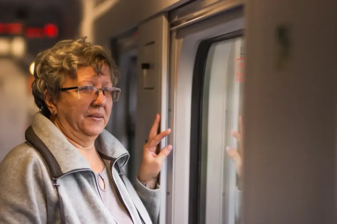 Starsza pani w okularach, podróżująca pociągiem PKP Intercity, cieszy się z 70 lat darmowych przejazdów.