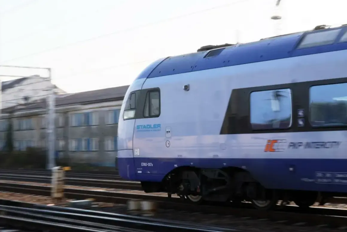 Pociąg Polonus PKP Intercity w ruchu. Może właśnie ktoś planuje polonus zwrot biletu?