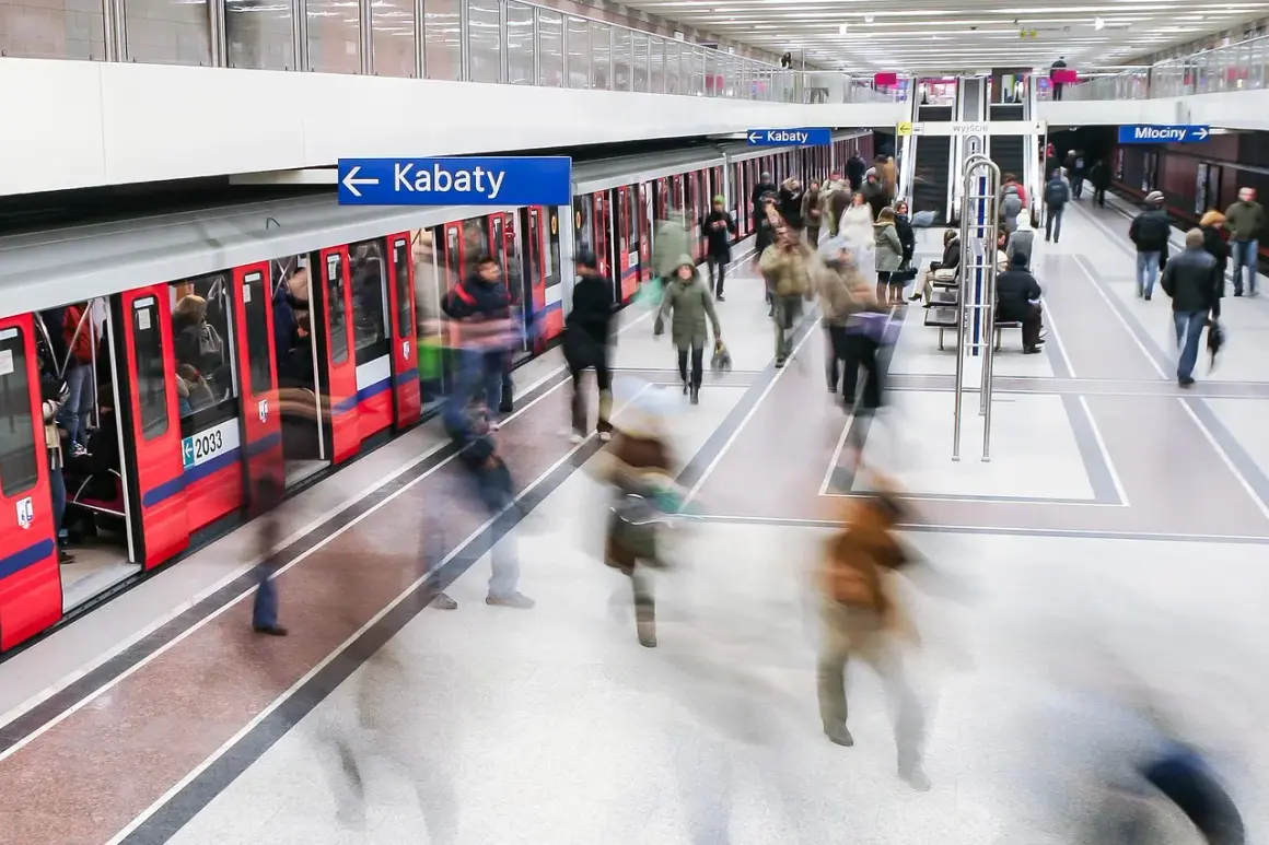 Warszawskie metro, pociąg do Kabat. Gdzie kupić bilety? Ludzie spieszą się na peronie.