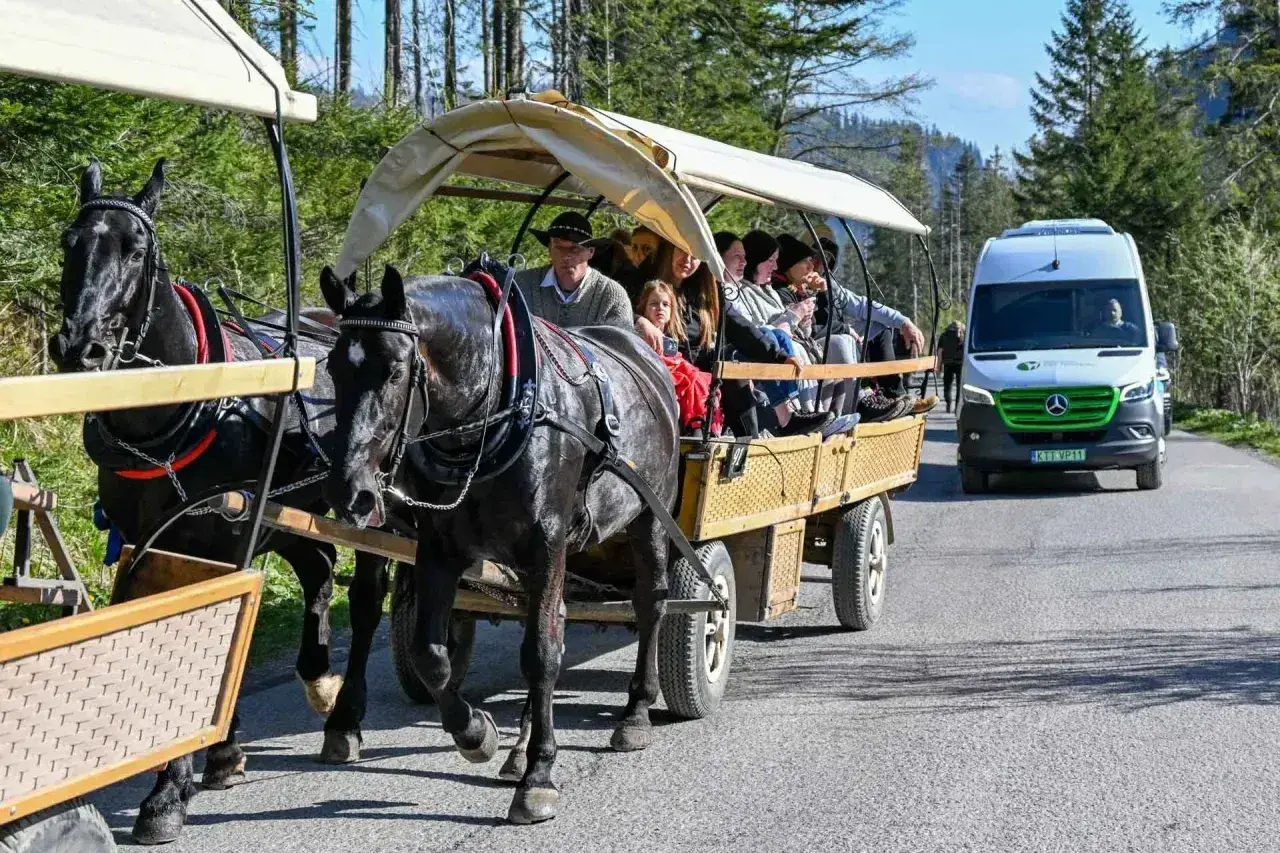 Zakopane: przejazd fasiągiem do Palenicy Białczańskiej, obok jedzie bus. Sprawdź cenę!