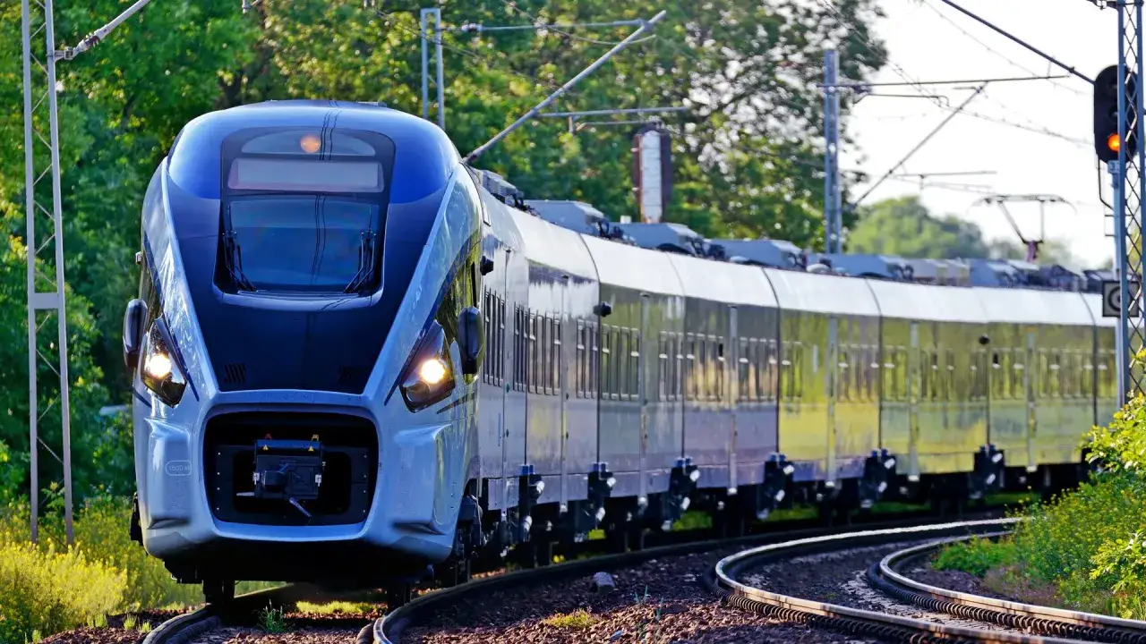 Nowoczesny pociąg PKP na zakręcie torów. Sprawdź cenę biletu PKP Białystok - Warszawa i podróżuj wygodnie!