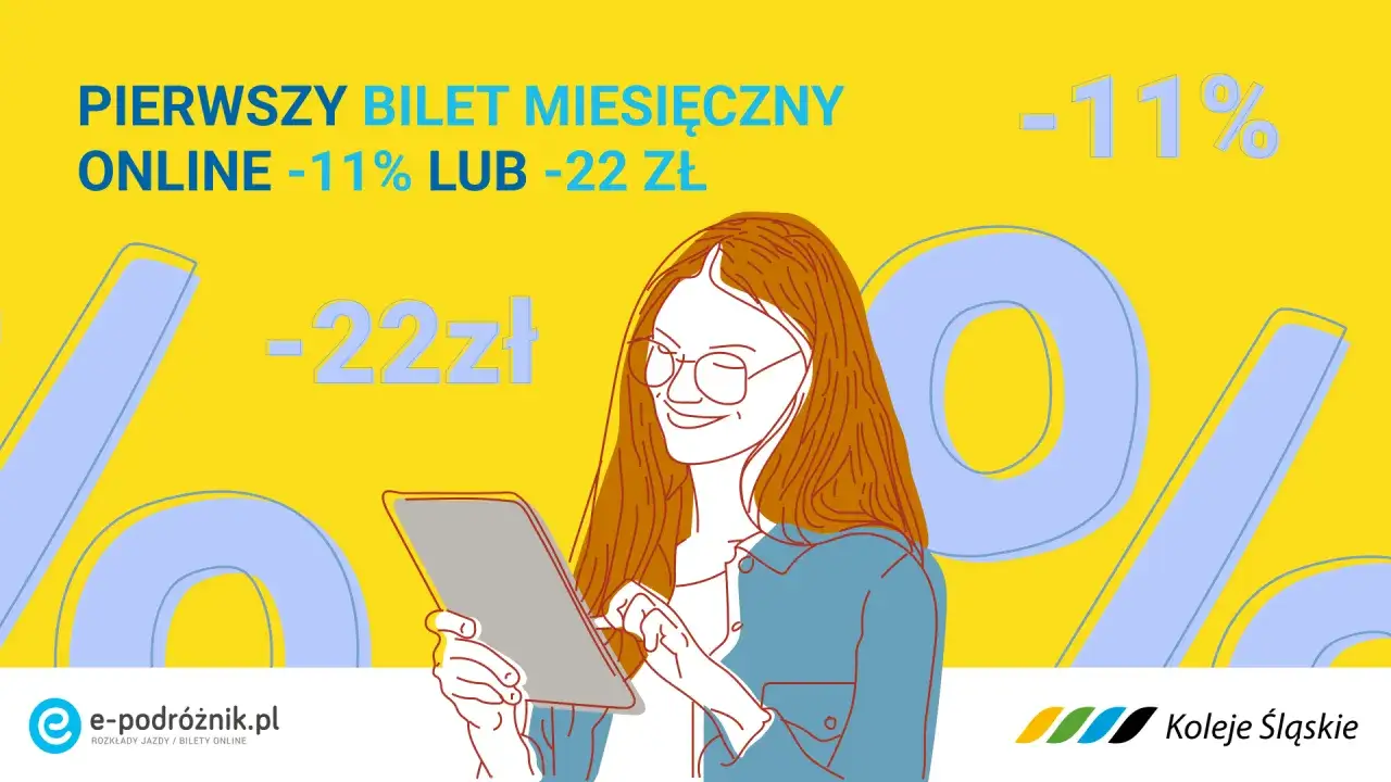 Pierwszy bilet miesięczny PKP online -11% lub -22 zł. Kobieta z tabletem cieszy się promocją.