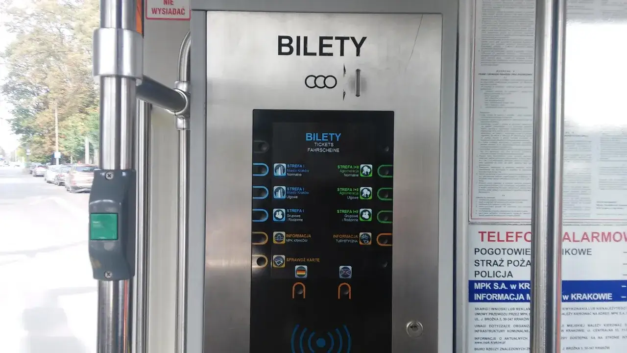 Biletomat MPK Kraków oferuje bilety na różne strefy i rodzaje przejazdów.