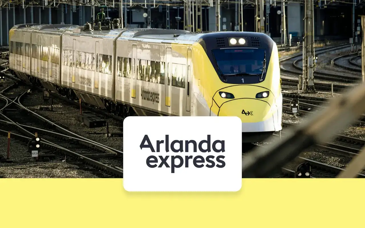 Żółto-srebrny pociąg Arlanda Express na torach. Sprawdź arlanda express cena i podróżuj szybko!
