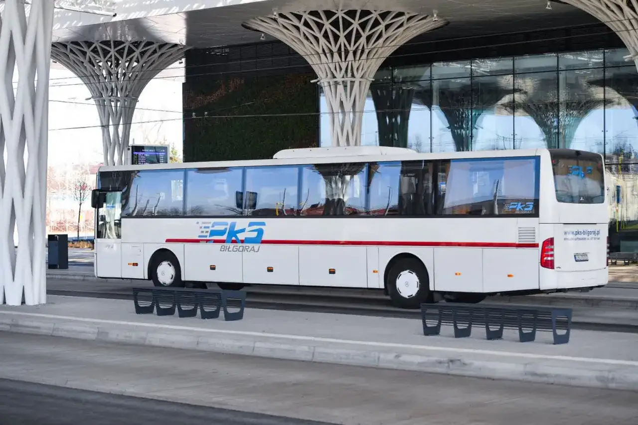 Biały autobus PKS Lublin - Biłgoraj na dworcu. Sprawdź cenę biletu na stronie www.pks-bilgoraj.pl.