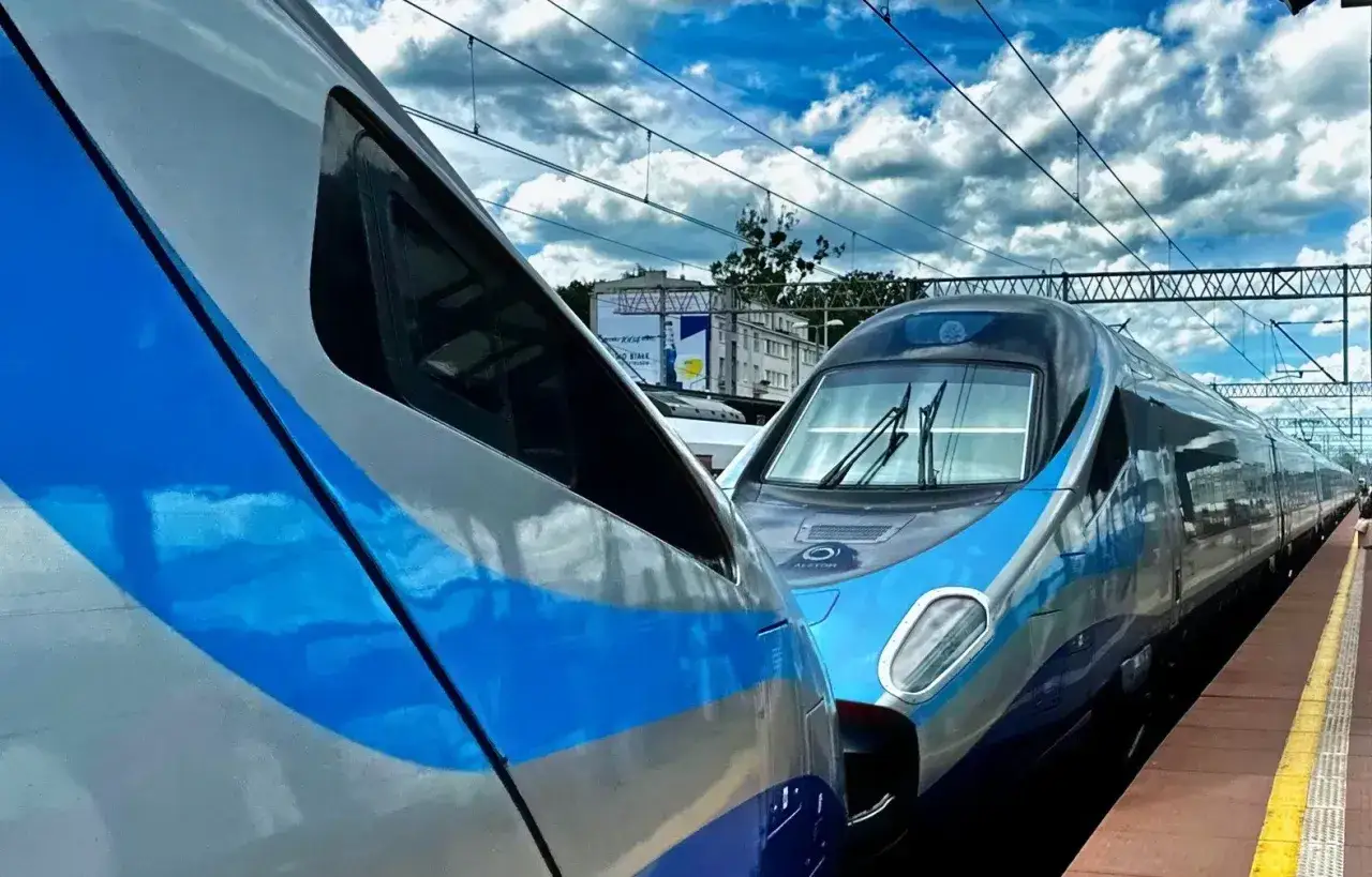 Dwa pociągi Pendolino na stacji. Zastanawiasz się nad podróżą Pendolino Katowice - Kołobrzeg? Cena biletu może Cię zaskoczyć!