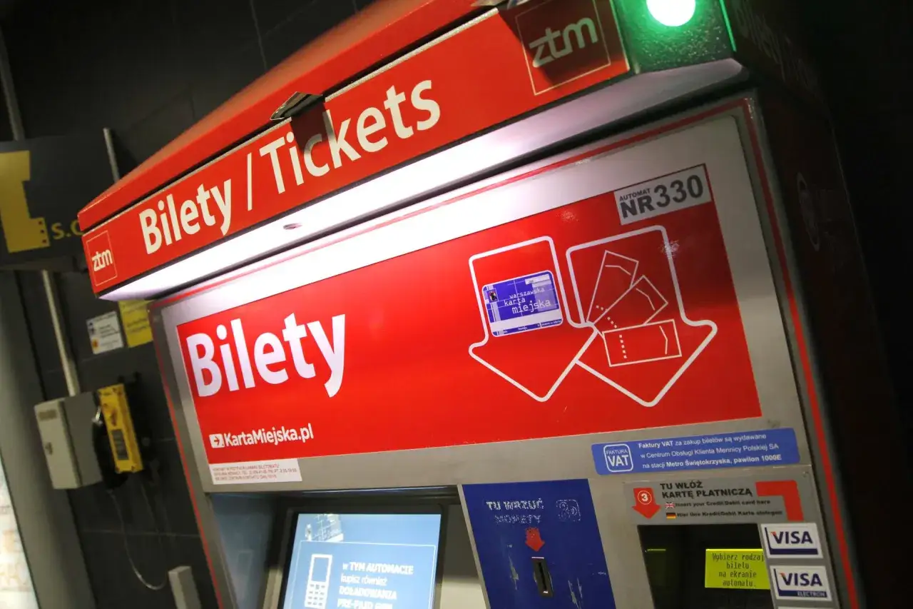 Automat z biletami ZTM w Warszawie. Gdzie kupić bilety? Na ekranie automatu wybierzesz rodzaj biletu.